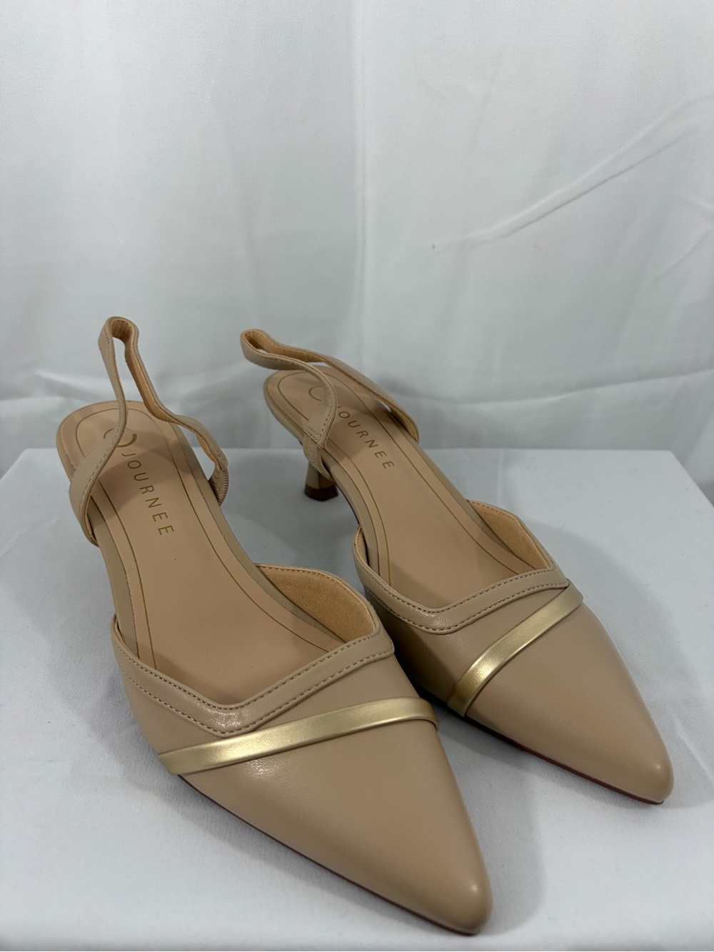NWT Journee Women’s Size 7.5 Pointed Slingback Heels in Nude with Gold Accent